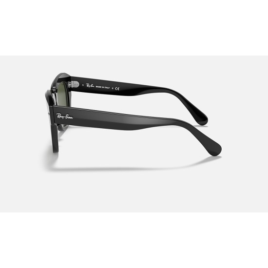 State Street
Lenses: Green Classic  +  Frame: Black